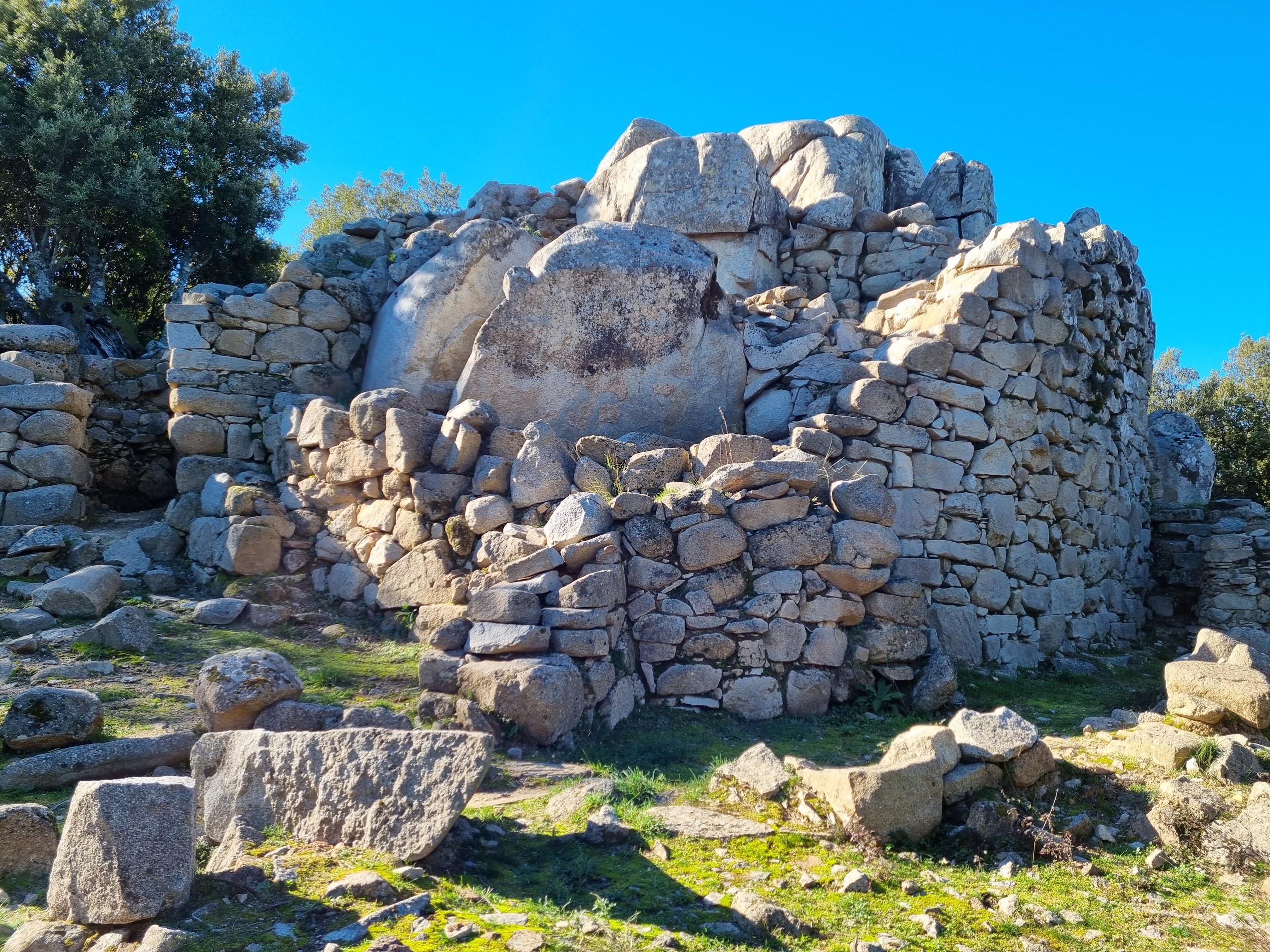 Seleni - L' unicità della architettura nuragica che si integra al territorio